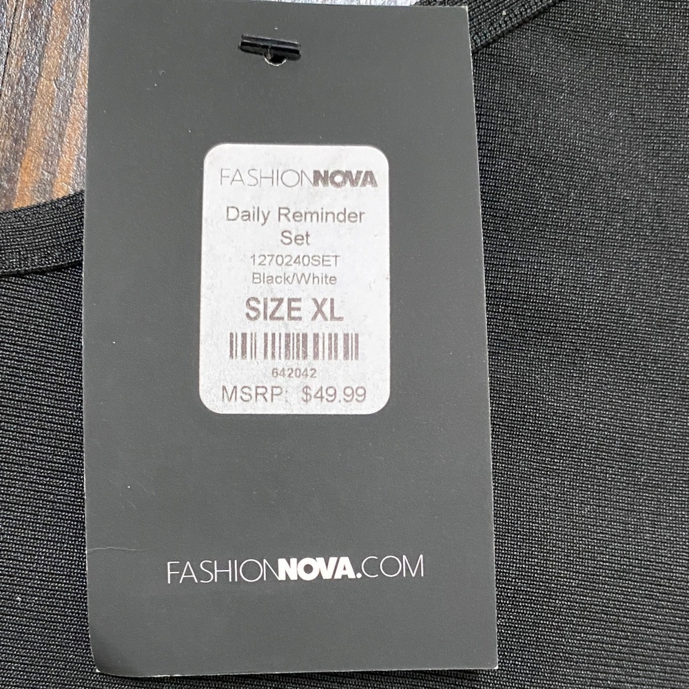 Fashion Nova Black and White zippered crop top - size XL - NWT - Picture 3 of 5